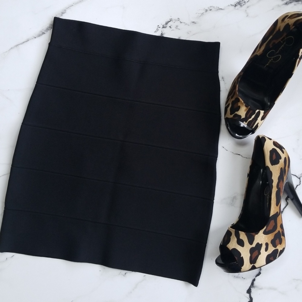 ๐ด5/$30! BCBGMaxAzria Simone Textured Skirt - Picture 4 of 7
